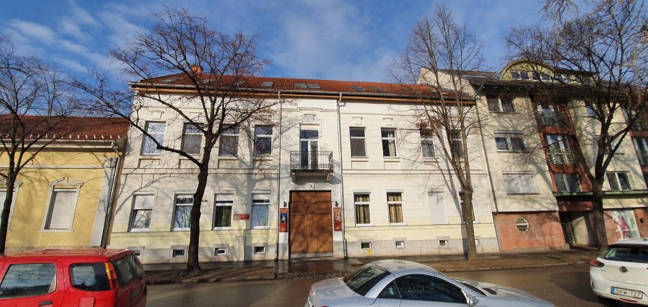 Romzsa Todor Kollegium Hostel Szeged Exterior photo